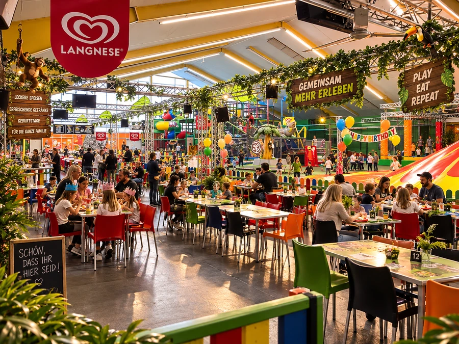 Der Gastronomiebereich im Dschungel-Camp Bürstadt mit Sitzplätzen direkt am Spielbereich